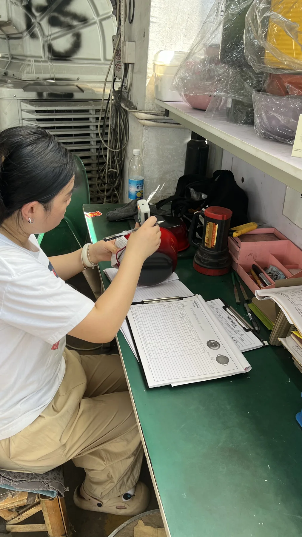 Real Sancong quality inspection table with cookware sample record sheet and checking tools