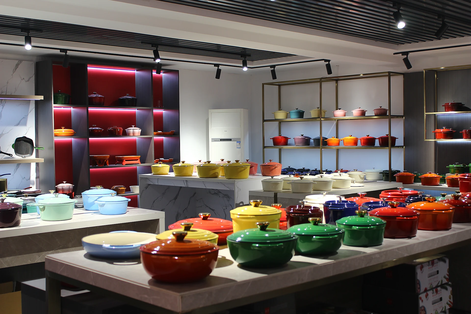 Real Sancong showroom display of enameled cast iron cookware for OEM buyers